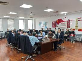 会议室里的人们
描述已自动生成